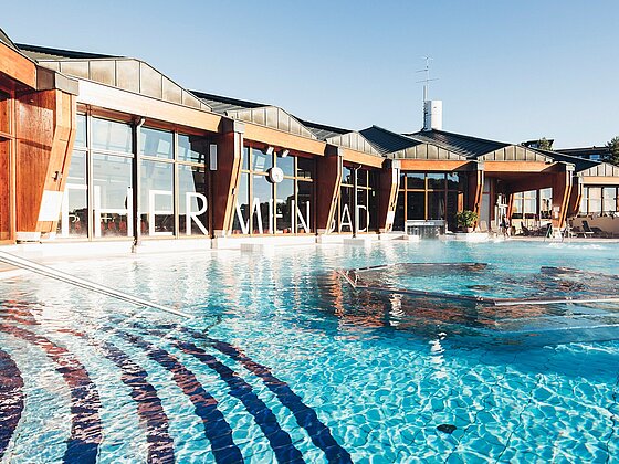 Pool im Außenbereich bei strahlendem Sonnenschein (c) Thermenresort Loipersdorf