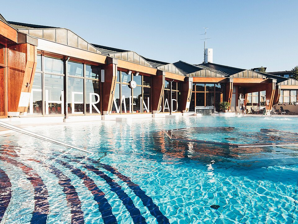 Pool im Außenbereich bei strahlendem Sonnenschein (c) Thermenresort Loipersdorf