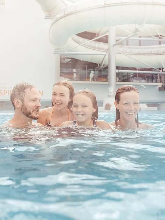 Familie im Erlebnisbad in der Therme Loipersdorf.