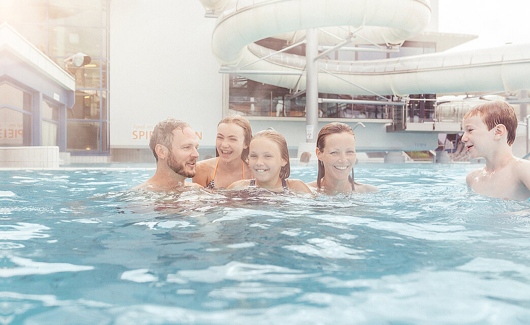 Familie im Erlebnisbad des Thermenresort Loipersdorf