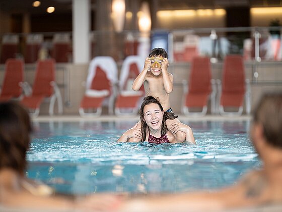 Familie im Pool vom Thermenresort Loipersdorf. Familie im Pool vom Thermenresort Loipersdorf.
