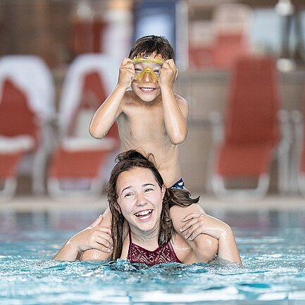 Familie im Pool vom Thermenresort Loipersdorf.