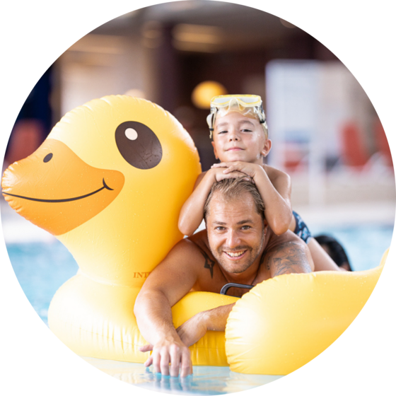 Vater & Kind auf einer Schwimmente in der Therme Loipersdorf.