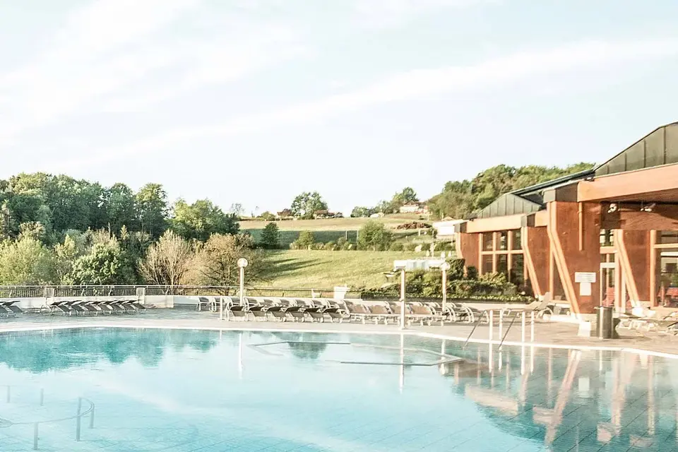 Das Schaffelbad bei Sonne im Thermenhotel Vier Jahreszeiten