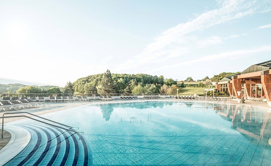 Pool im Außenbereich bei herrlichem Wetter (c) Thermenresort Loipersdorf