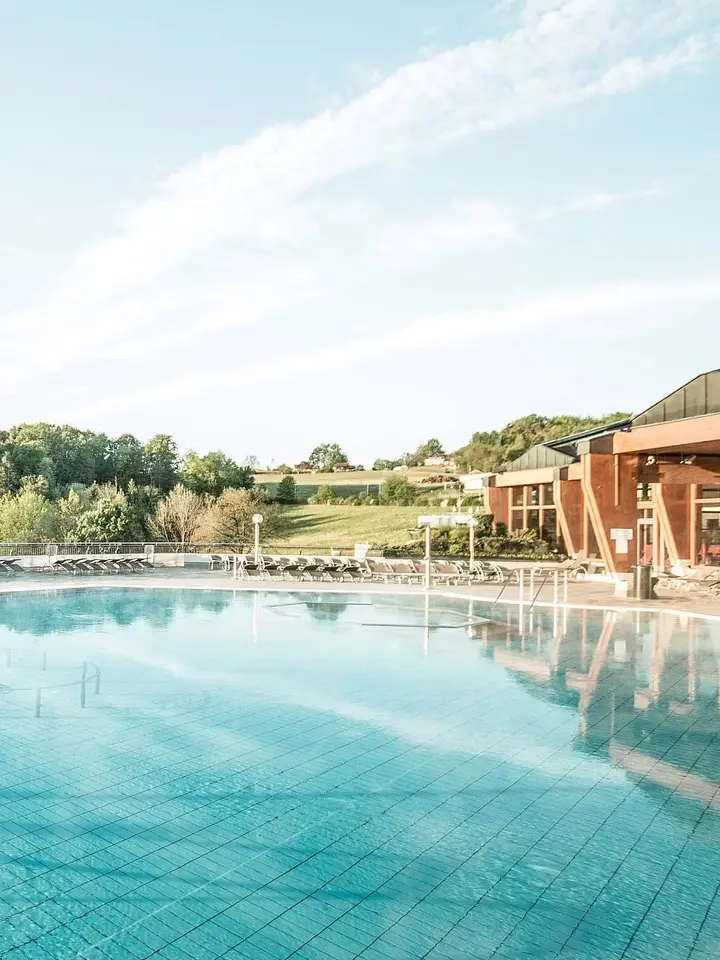 outdoor area with huge pool at the Loipersdorf spa resort