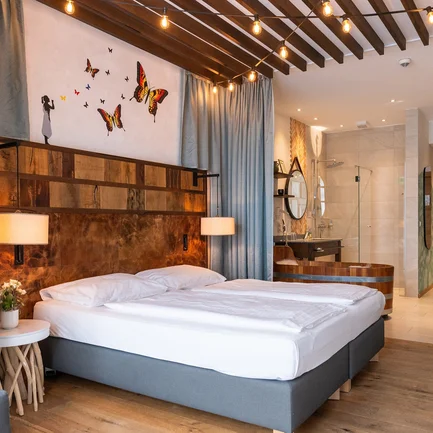 Bett im Gartenzimmer im Thermenhotel Vier Jahreszeiten.