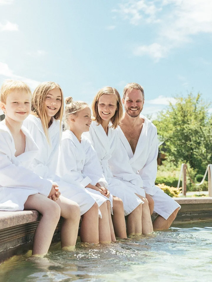 Familie hält die Füße in ein Pool in der Region Loipersdorf