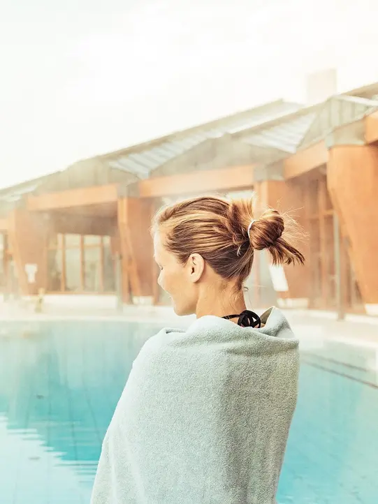 Dame steht am Außenpool (c) Therme Loipersdorf.
