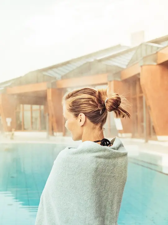 Dame steht am Außenpool (c) Therme Loipersdorf.