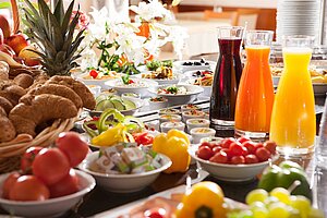 Gemüse am Frühstücksbuffet im Thermenhotel Vier Jahreszeiten.