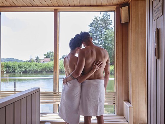 Pärchen steht in der Sauna im Thermenresort Loipersdorf