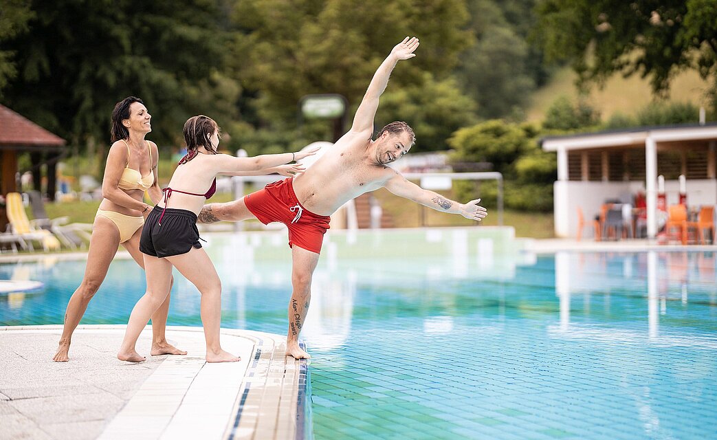 Sprung in den Außenpool der Therme Loipersdorf.