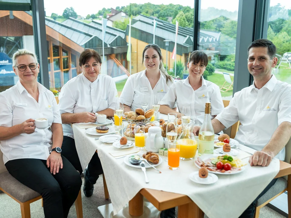 Serviceteam im Thermenhotel Vier Jahreszeiten