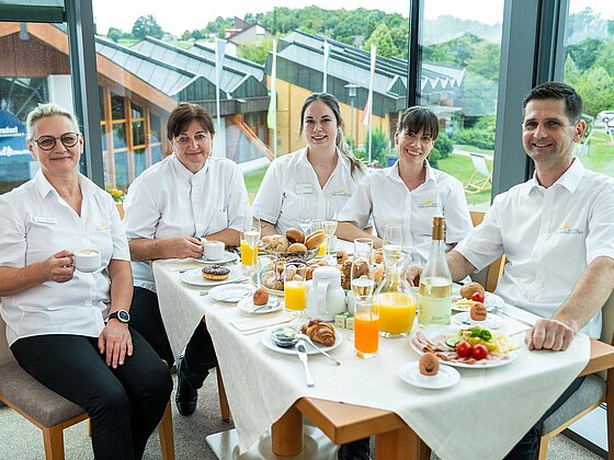 Serviceteam im Thermenhotel Vier Jahreszeiten