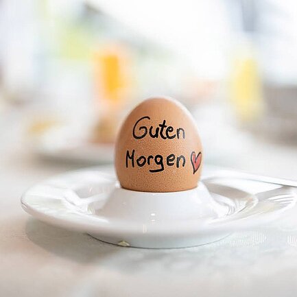Ei am Frühstückstisch vom Thermenhotel Vier Jahreszeiten.