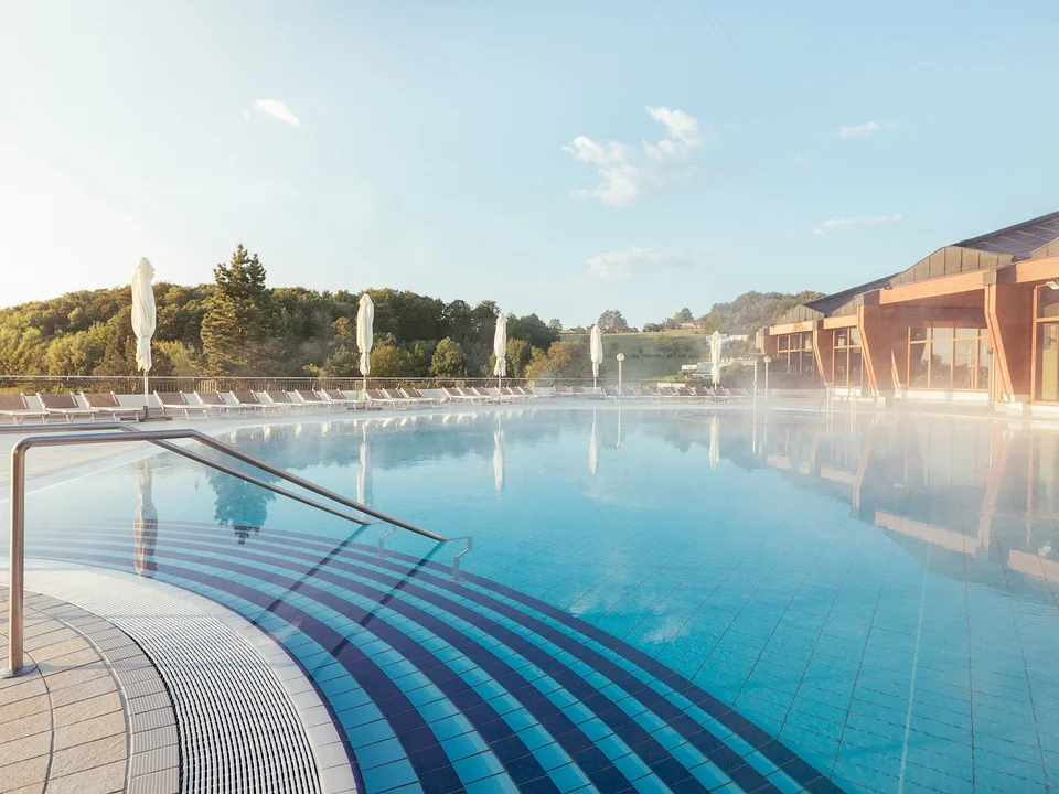 Außenpool mit Nebel (c) Thermenresort Loipersdorf