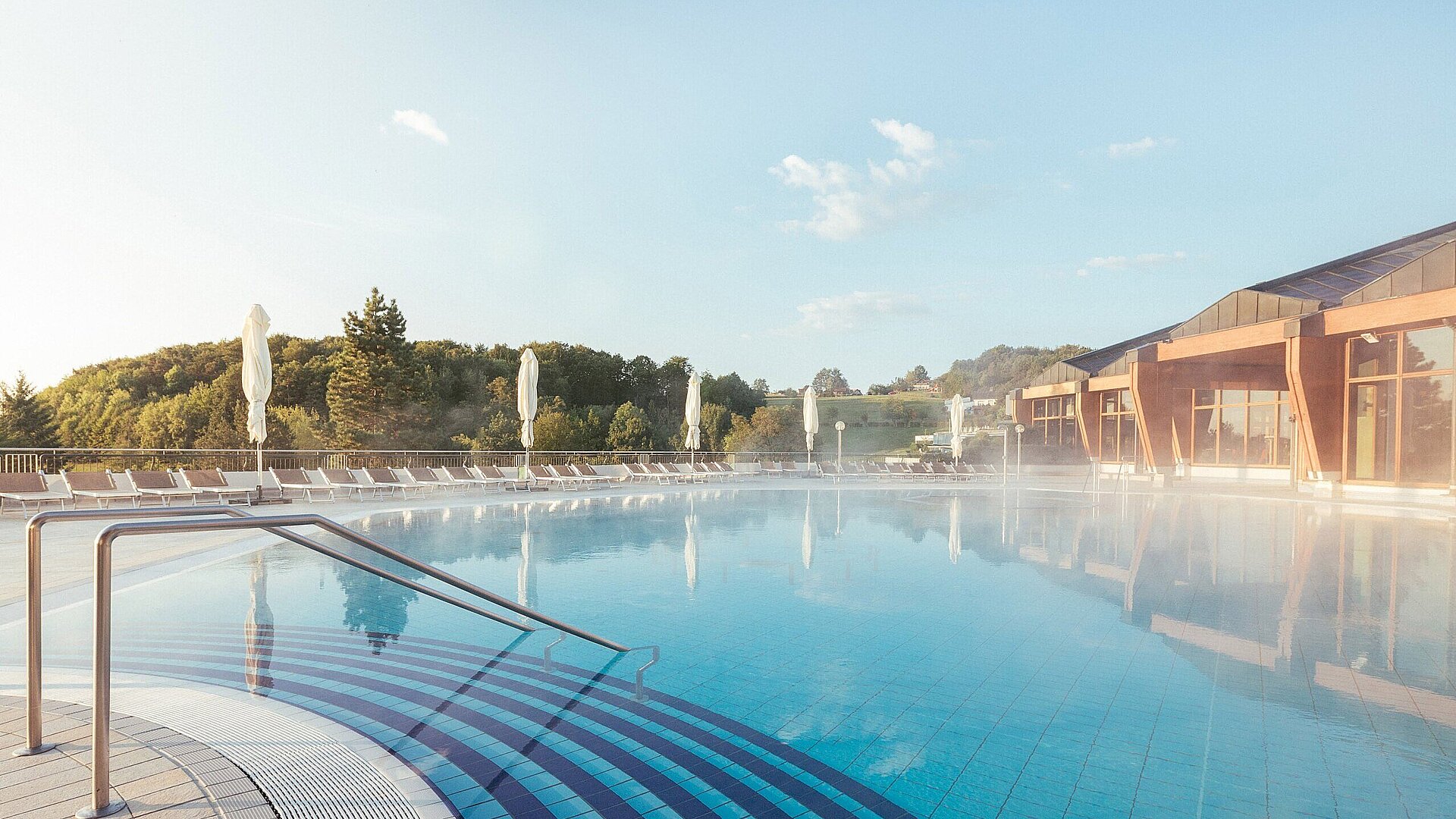 Außenpool mit Nebel (c) Thermenresort Loipersdorf Außenpool mit Nebel (c) Thermenresort Loipersdorf
