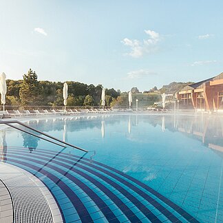 Außenpool mit Nebel (c) Thermenresort Loipersdorf