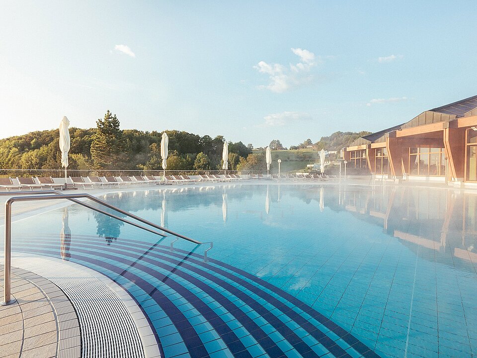 Außenpool mit Nebel (c) Thermenresort Loipersdorf
