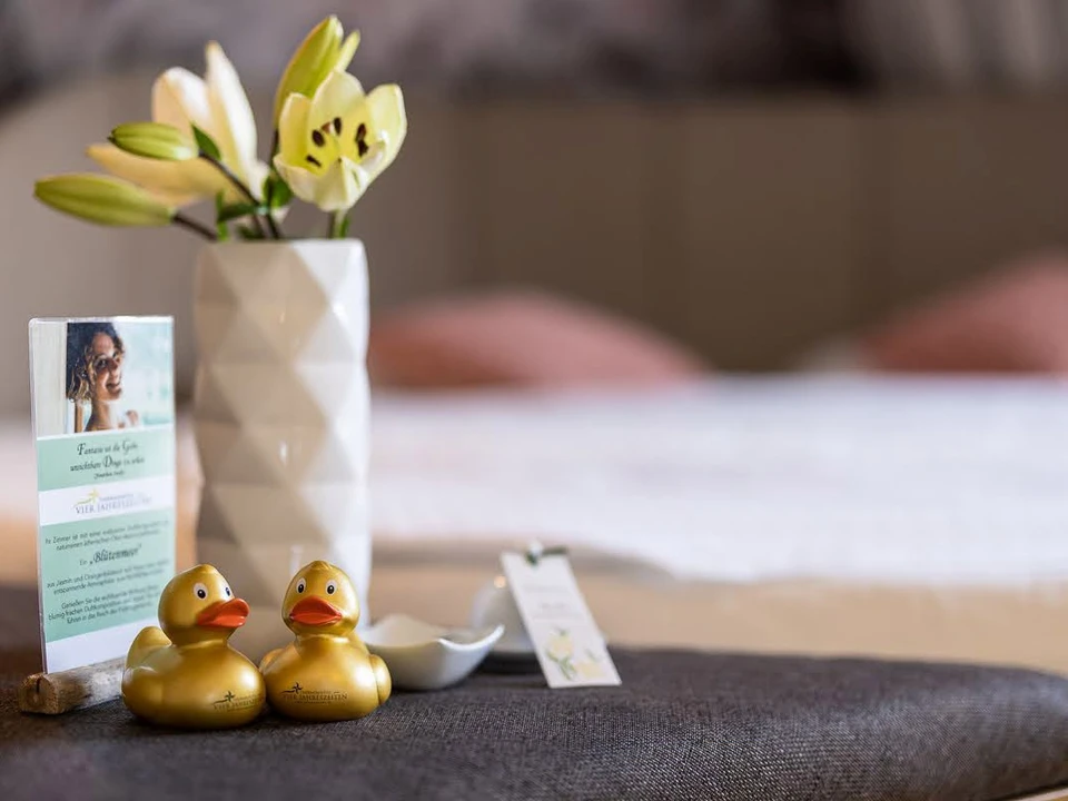 Begrüßung in einen Zimmer im Thermenhotel Vier Jahreszeiten