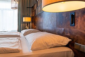 Bett im Gartenzimmer im Thermenhotel Vier Jahreszeiten