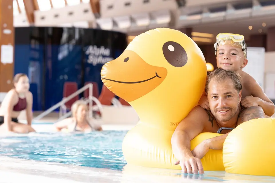 Familie mit einer Badeente im Pool der Therme Loipersdorf