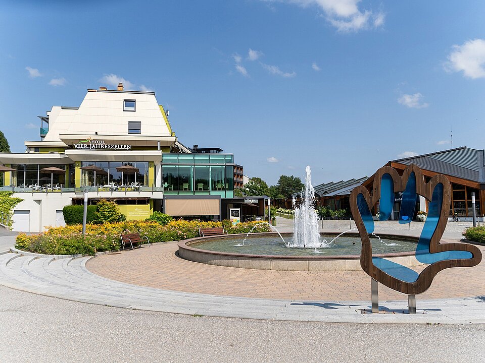 Außenansicht vom Thermenhotel Vier Jahreszeiten