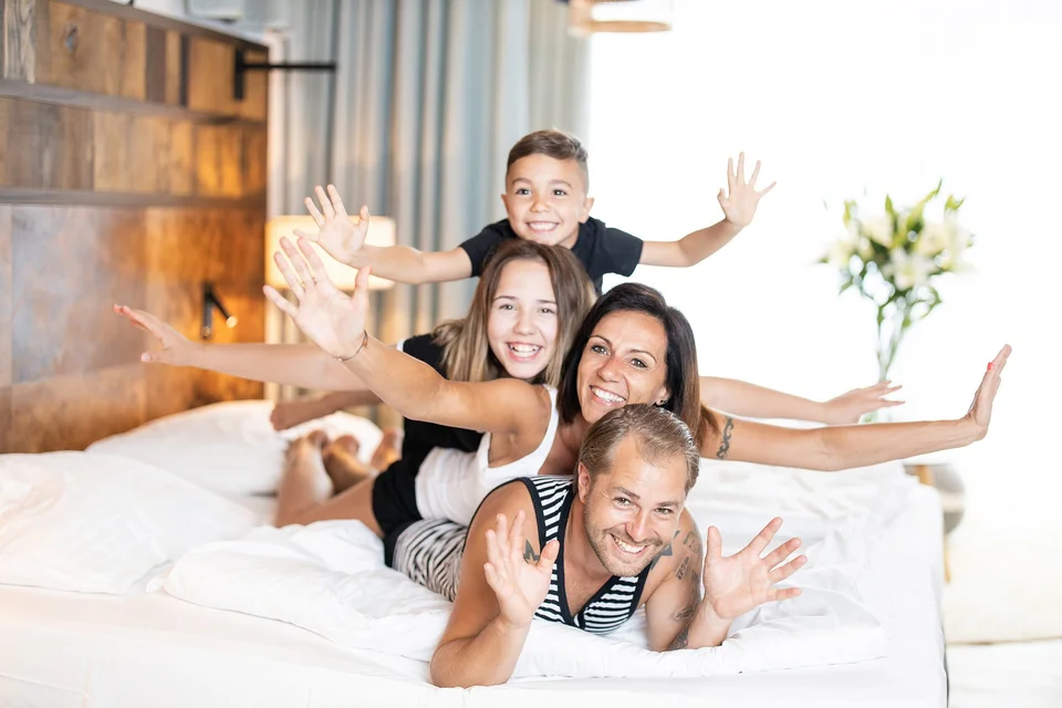 Familie im Zimmer im Thermenhotel Vier Jahreszeiten