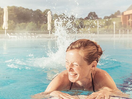 Dame im Außenbecken der Therme. (c) Thermenresort Loipersdorf Dame im Außenbecken der Therme. (c) Thermenresort Loipersdorf