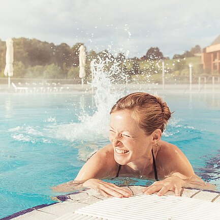 Dame im Außenbecken der Therme. (c) Thermenresort Loipersdorf