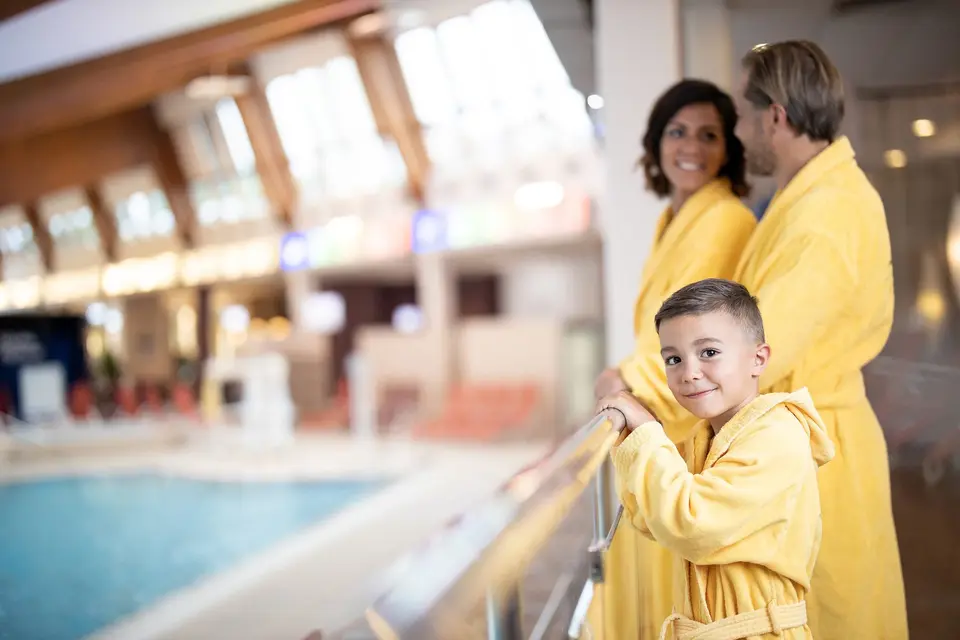 Familie mit Bademantel im Thermenresort Loipersdorf