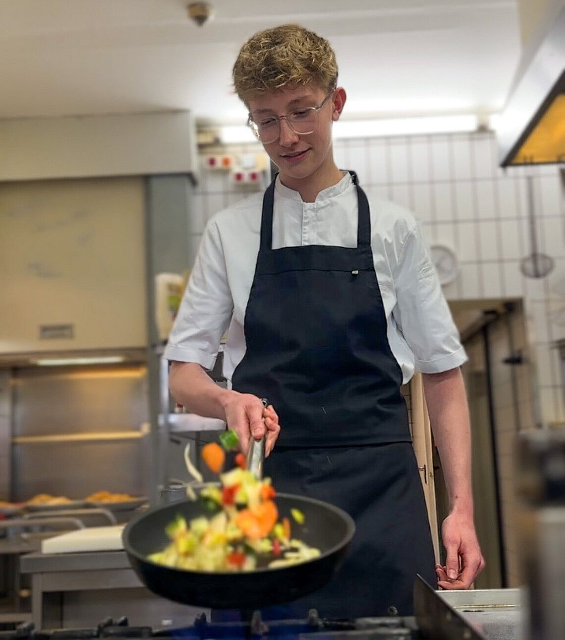 Koch Jonas bei der Arbeit im Thermenhotel Vier Jahreszeiten. Koch Jonas bei der Arbeit im Thermenhotel Vier Jahreszeiten.