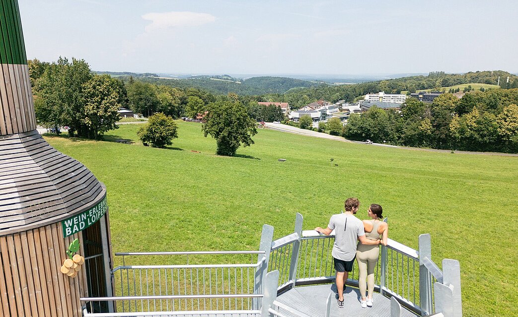 Pärchen genießt den Ausblick in der Region Loipersdorf