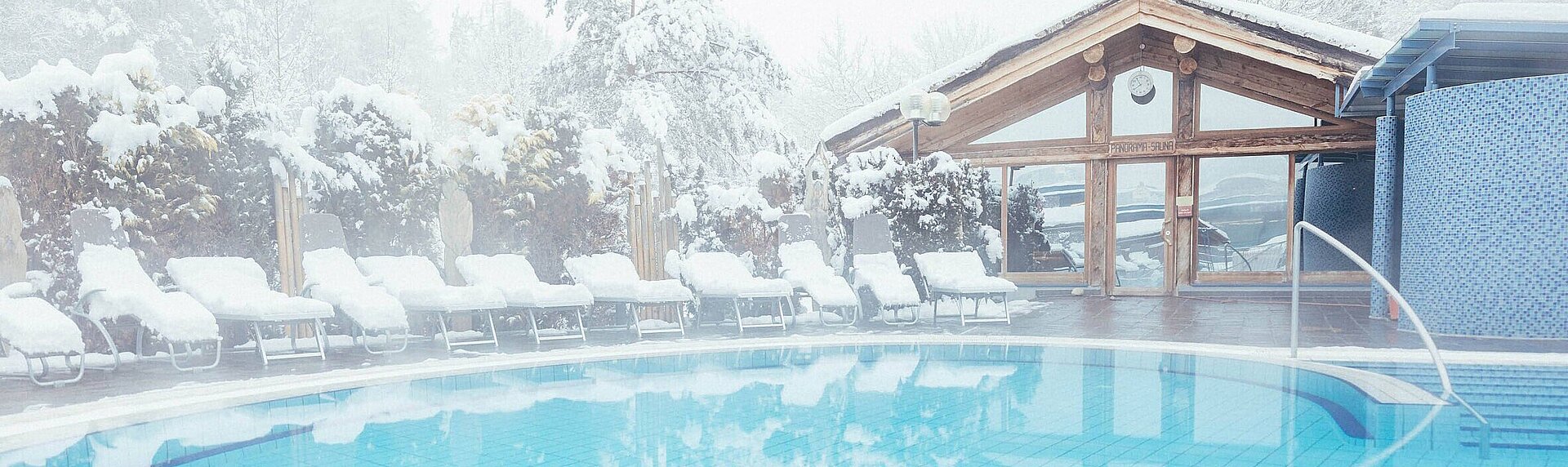Eingeschneiter Außenpool (c) Thermenresort Loipersdorf Eingeschneiter Außenpool (c) Thermenresort Loipersdorf