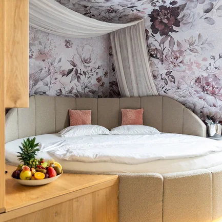 Bett in der Rosensuite im Thermenhotel Vier Jahreszeiten