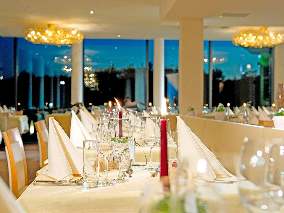Gedeckter Speisesaal am Abend im Thermenhotel Vier Jahreszeiten