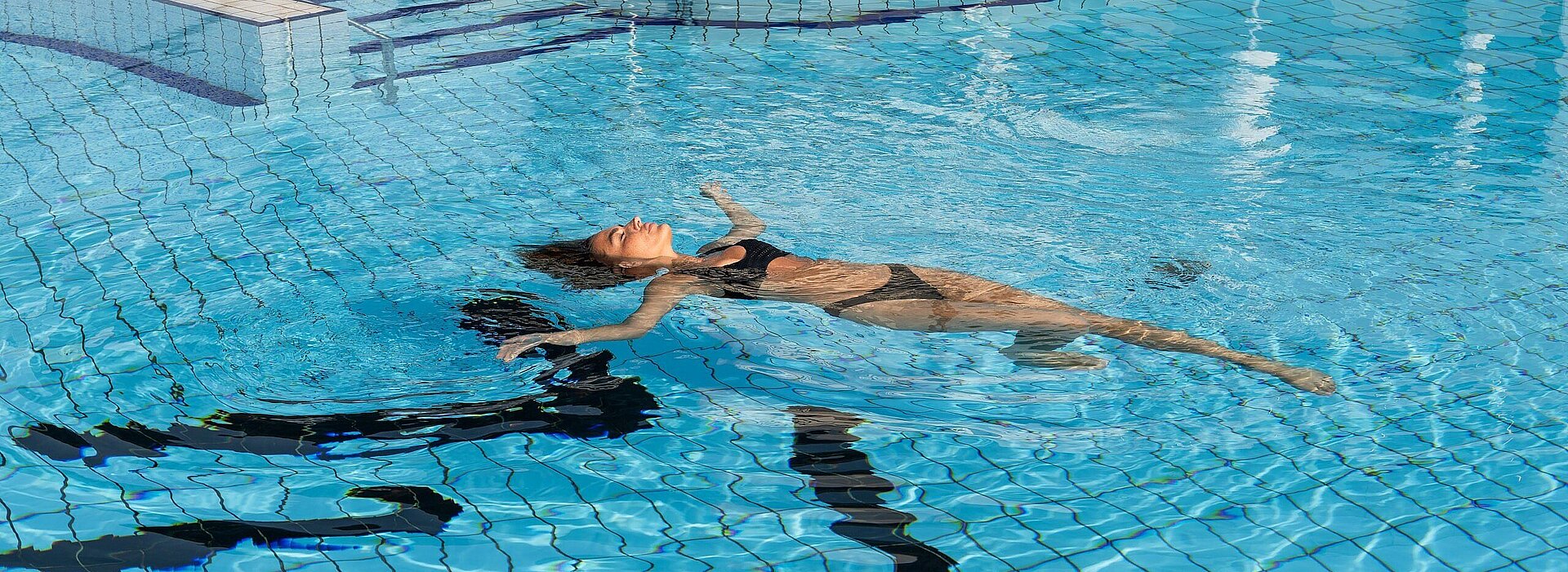 Dame lässt sich im Pool treiben im Thermenresort Loipersdorf.