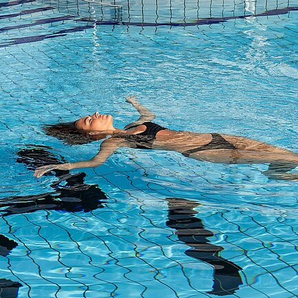 Dame lässt sich im Pool treiben im Thermenresort Loipersdorf