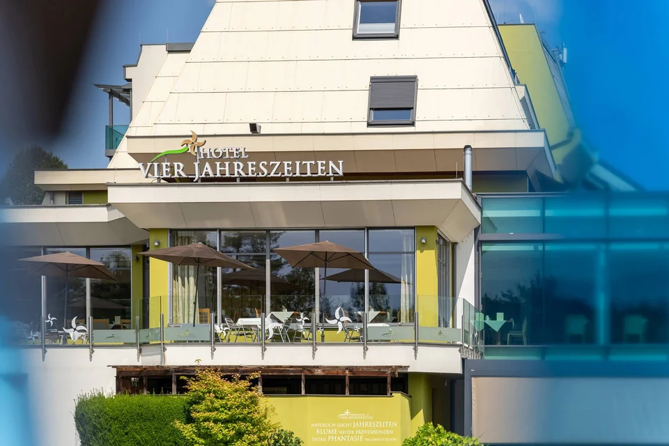 Außenansicht auf Terrasse von Thermenhotel Vier Jahreszeiten