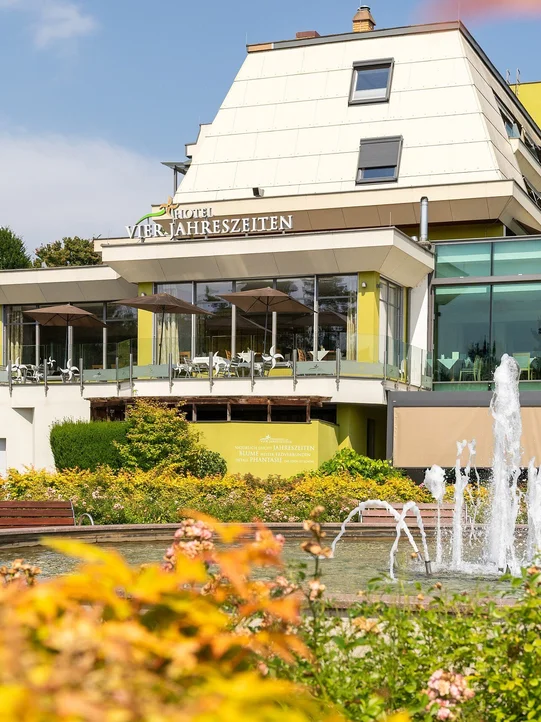 Blick von Außen auf die Terrasse vom Thermenhotel Vier Jahreszeiten