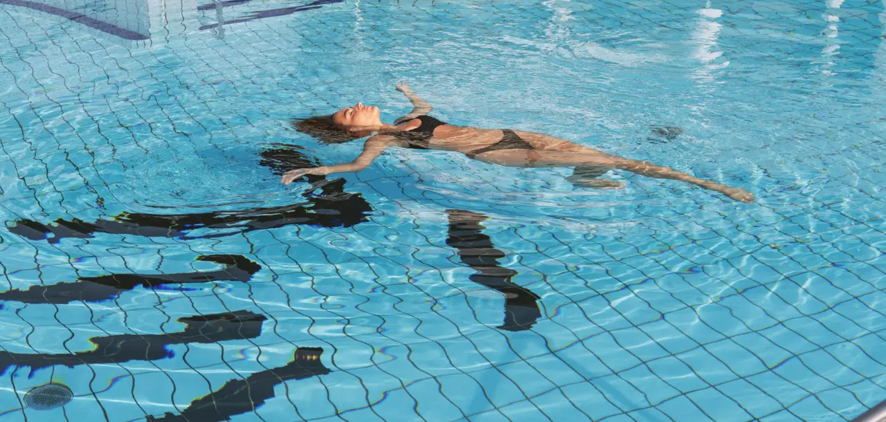 Dame treibt im Becken der Therme Loipersdorf.