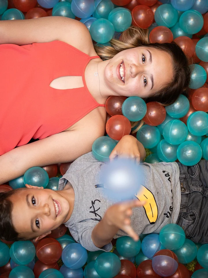 Kinder liegen im Bällebad vom Thermenhotel Vier Jahreszeiten