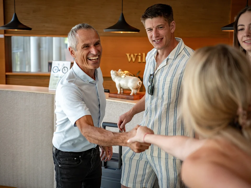 Hoteldirektor Hannes schüttelt die Hand eines Gastes. 