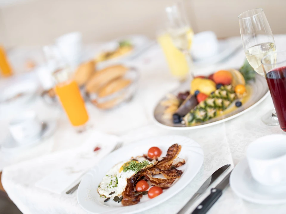 Ei, Speck und Obst  am Frühstückstisch im Thermenhotel Vier Jahreszeiten