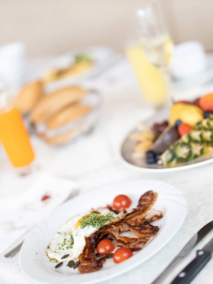 Ei, Speck und Obst  am Frühstückstisch im Thermenhotel Vier Jahreszeiten
