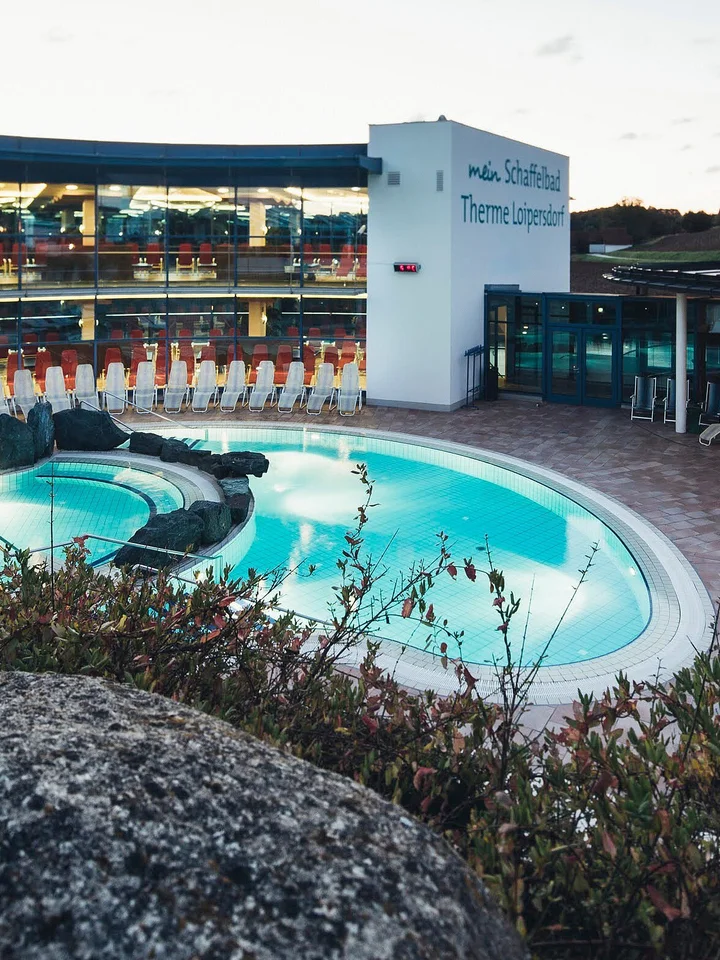 Der Pool im Außenbereich von oben (c) Thermenresort Loipersdorf