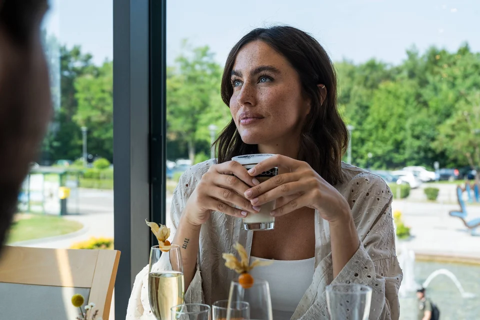 Dame trinkt beim Frühstück einen Kaffee im Thermenhotel Vier Jahreszeiten.
