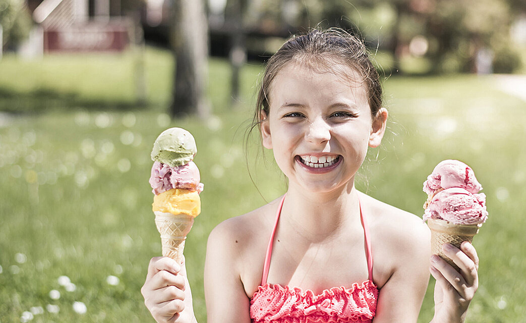 Kind isst ein Eis im Sommer im Thermenhotel Vier Jahreszeiten