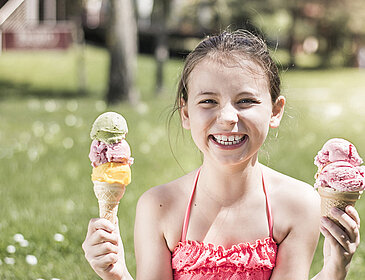 Kind isst ein Eis im Sommer im Thermenhotel Vier Jahreszeiten